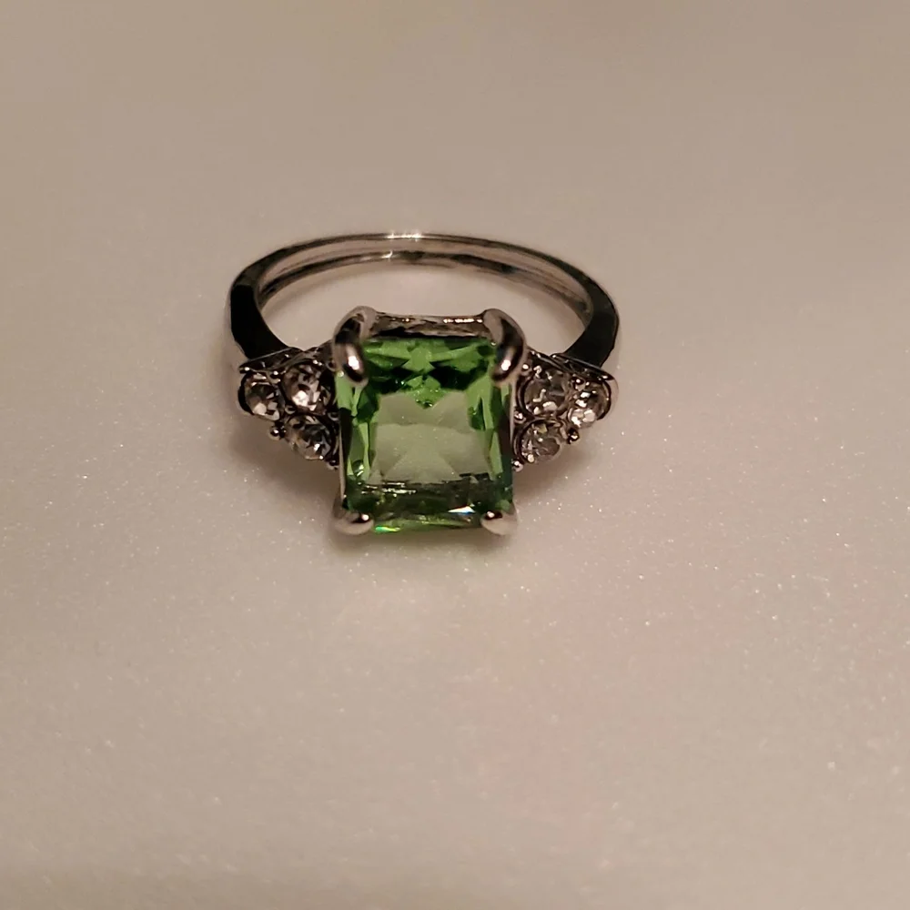 NWOT RING-Silver toned, green square cut setting with clear rhinestones. Size 8 - Picture 1 of 6